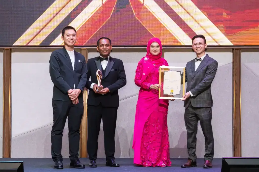 Berkat Izz Sdn. Bhd. - Top Quality Brand Award 2025/2026 - Pn. Suzlina (Managing Director) receives award - Winner's Image (Close View)