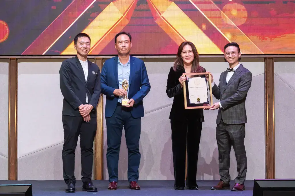 Dasom Clinic - Top Quality Brand Awards 2025/2026 - Gloria Kim (Founder) & Edde Wu (Director) receives award - Winner's Image (Close View)