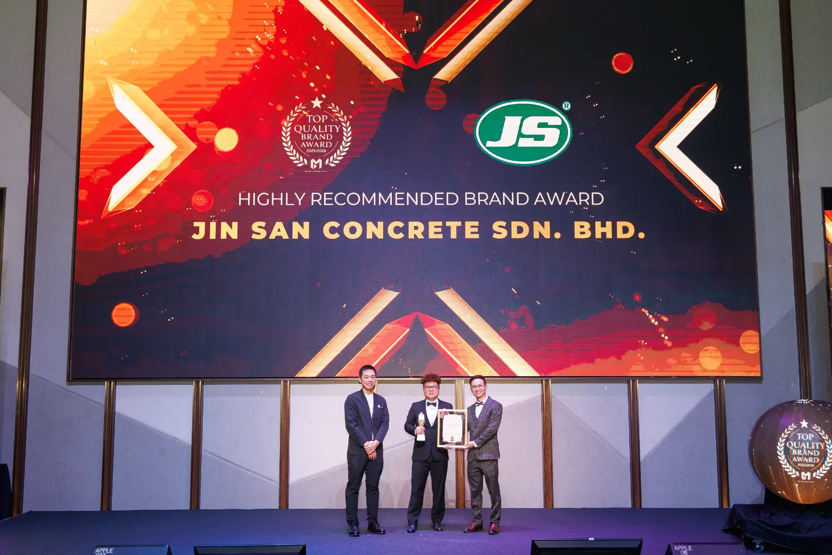 Jin San Concrete Sdn. Bhd. - Top Quality Brand Awards 2025/2026 (Highly Recommended Brand Award) - Mr. Benjamin Gung Sie Kai (Executive Director) receives award - Winner's Image