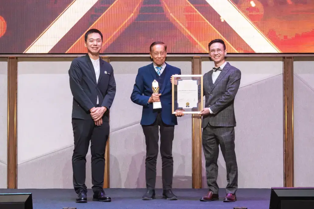 Master Pack Group Berhad - Top Quality Brand Awards 2025/2026 - Dato' Seri Syed Mohamad bin Syed Murtaza (Group Executive Chairman) receives award - Winner's Image