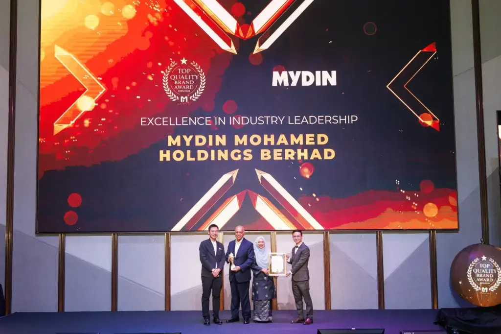 Mydin Mohamed Holdings Berhad - Top Quality Brand Award 2025/2026 - Datuk Wira (Dr.) Haji Ameer Ali Mydin (Managing Director) receives award - Winner's Image