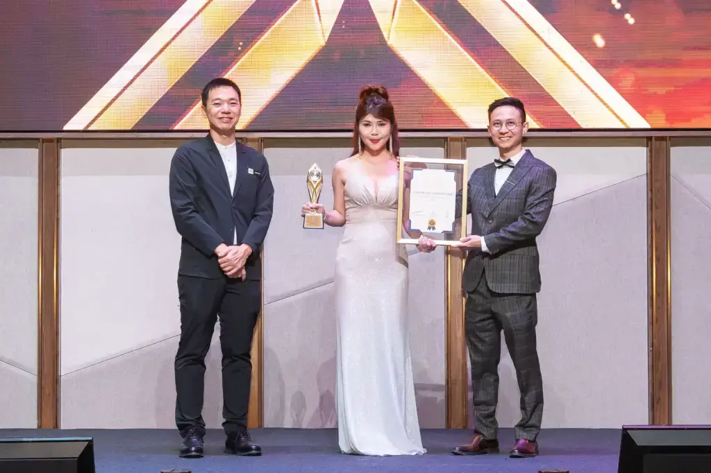 OTM Group Sdn Bhd - Top Quality Brand Award 2025/2026 - Jannie Chee (Client Relations Manager) receives award - Winner's Image (Close View)