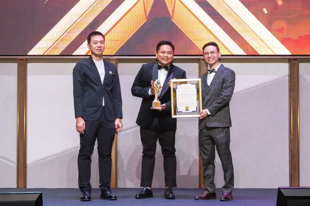 Platinum Apple Communication (M) Sdn. Bhd. - Top Quality Brand Award 2025/2026 - Muhamad Nazim Bin Rome (Chief Executive Officer) receives award - Winner's Image (Close View)