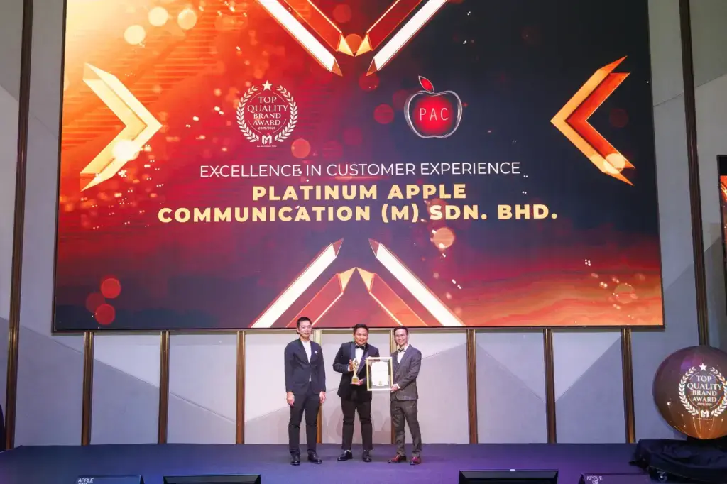 Platinum Apple Communication (M) Sdn. Bhd. - Top Quality Brand Award 2025/2026 - Muhamad Nazim Bin Rome (Chief Executive Officer) receives award - Winner's Image