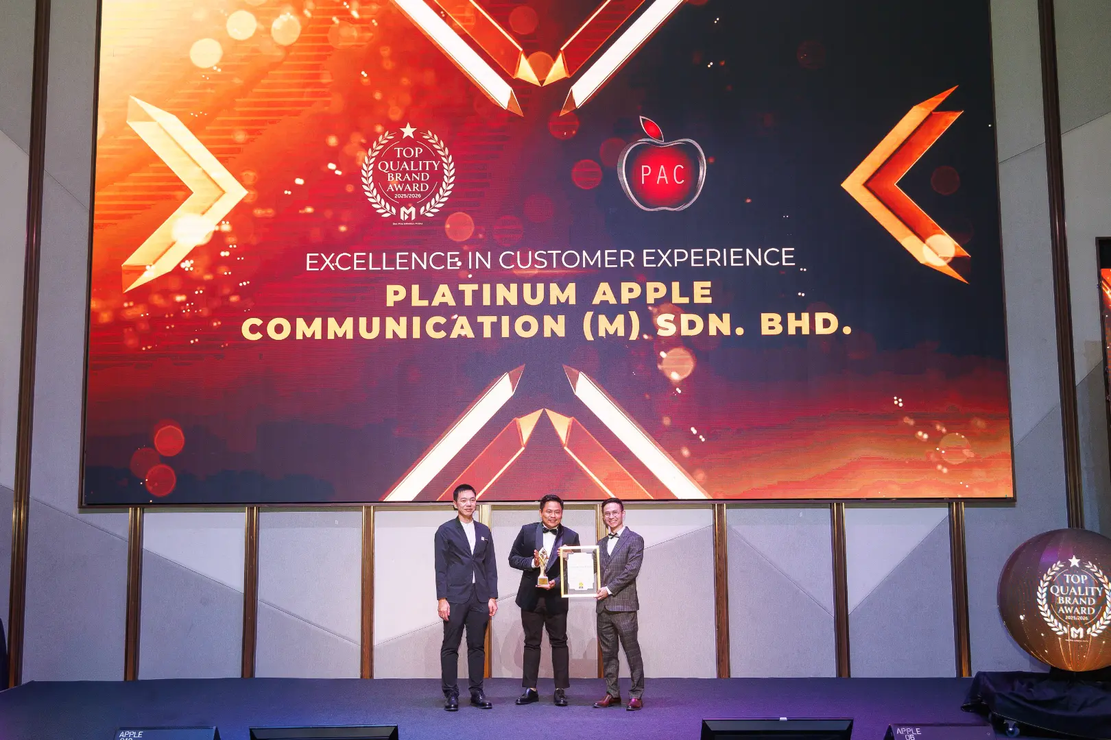 Platinum Apple Communication (M) Sdn. Bhd. - Top Quality Brand Award 2025/2026 - Muhamad Nazim Bin Rome (Chief Executive Officer) receives award - Winner's Image