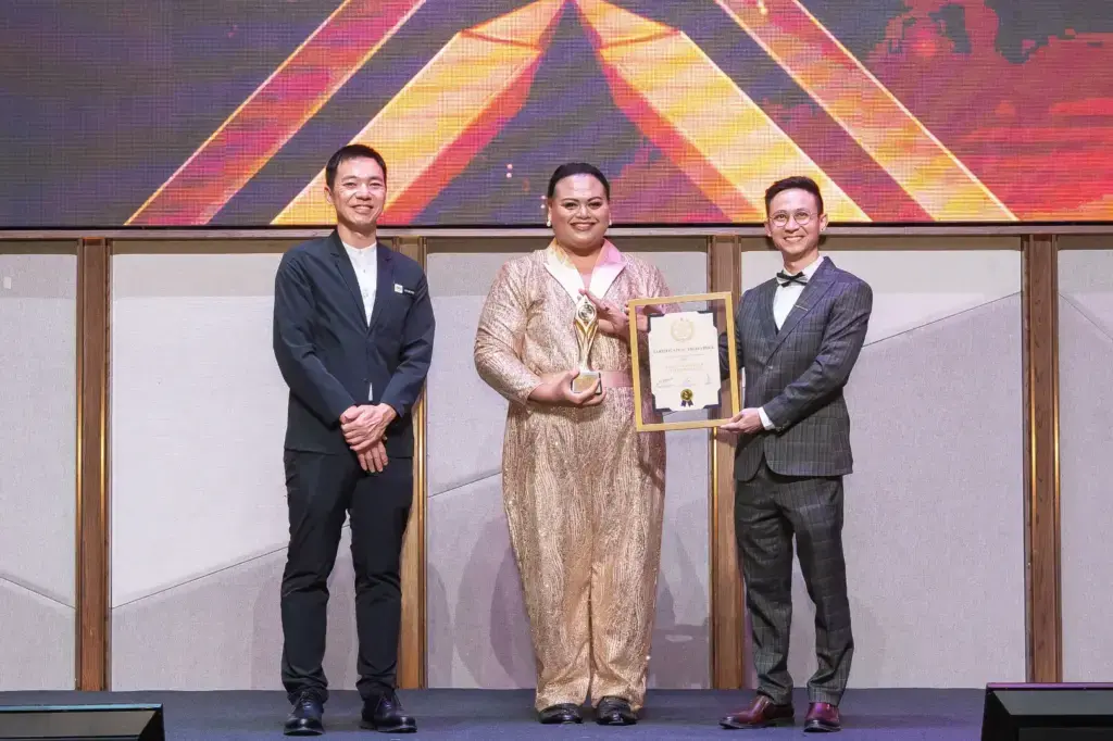 Projek Makeover Interior Design - Top Quality Brand Award 2025/2026 - Noor Reymy Salikin (Director) receives award - Winner's Image (Close View)