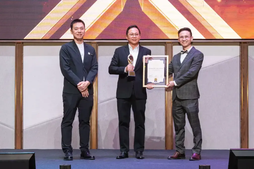SIS Integrated Sdn. Bhd. - Top Quality Brand Award 2025/2026 - Mr. Cheah Yong Chean (Managing Director) receives award - Winner's Image (Close View)